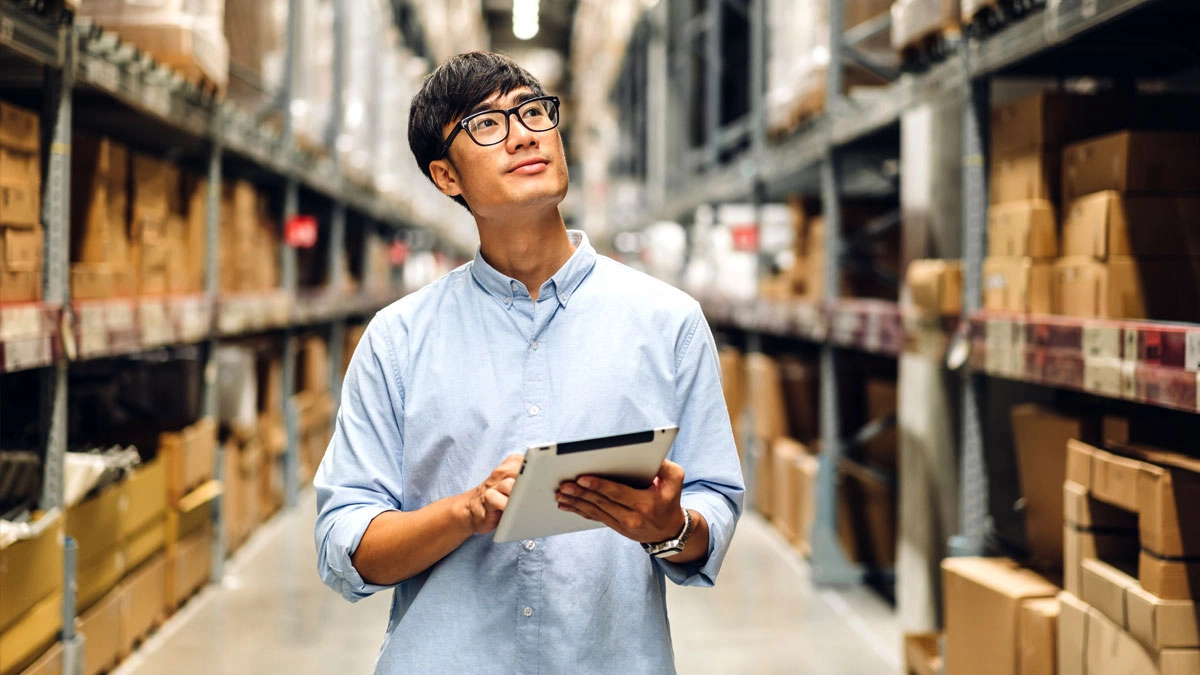 Schwarz featured customer - Graphic - Worker in retail warehouse
